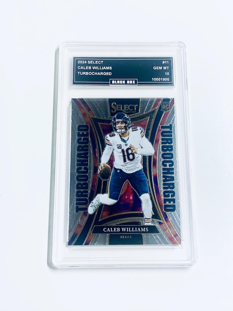 Pu&ograve; includere: Una carta collezionabile di football 2024 Select Caleb Williams Turbocharged, valutata GEM MT 10, in un supporto protettivo. La carta presenta un giocatore in uniforme bianca e blu navy, con un pallone da football. Il testo "Turbocharged" &egrave; visibile.