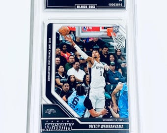 Victor Wembanyama Edición Limitada 1 de 6841 2023 Panini Instant #85 “Wembanyama se une al Swanky Swat Club” Tarjeta de Novato de los Spurs Calificación 10