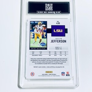 Op de afbeelding: Een beoordeelde Justin Jefferson voetbalkaart, met de speler in zijn LSU-uniform. De kaart is ingesloten in een doorzichtige beschermhouder, met het logo van de Black Box Grading Club bovenaan. De kaartdetails bevatten statistieken en een korte biografie.
