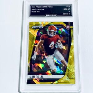 K&ouml;nnte beinhalten: Eine goldfarbene Sport-Sammelkarte mit Isaac Teslaa in Football-Uniform, in einer transparenten Schutzh&uuml;lle. Der Text enth&auml;lt "2025 Prizm Draft Picks", "Gold Ice" und "RC".