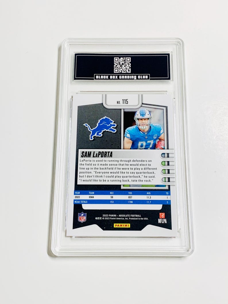 Peut inclure: Carte de football Sam LaPorta not&eacute;e, dans un &eacute;tui de protection transparent. La carte pr&eacute;sente le joueur en uniforme bleu et blanc. La carte comprend le nom du joueur, le logo de l'&eacute;quipe et les statistiques. S&eacute;rie Panini Absolute Football 2023.