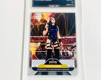 Stephanie Vaquer Limitierte Auflage 1 Von 2705 2025 Topps Now WWE #80 “Sicherheits-Weltmeistertitel geschossen mit Sieg” Benotet 10