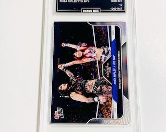 Rhea Ripley/Iyo Sky Limited Edition 1 von 2471 2025 Topps Now WWE #104 “Rhiyo: Superteam Victorious In Perth” Benotete 10