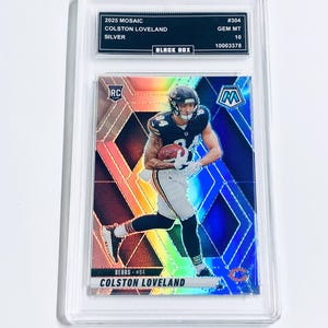 Tarjeta de novato de los Bears Colston Loveland 2025 Mosaic Silver Prizm #304, calificada con 10. imagen 1