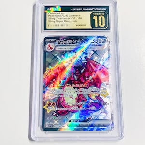 Può includere: Una carta Pokémon Charizard ex valutata, con un design Shiny Super Rare Holo. La carta è racchiusa in un supporto protettivo e ha un grado Pristine 10. Il testo della carta include caratteri giapponesi e testo inglese.