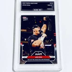 Puede incluir: Una taza de cerámica blanca con un asa negra y el texto "But First, Coffee" en un estilo manuscrito. La taza está sobre una superficie blanca. La taza mide aproximadamente 10 cm de alto.