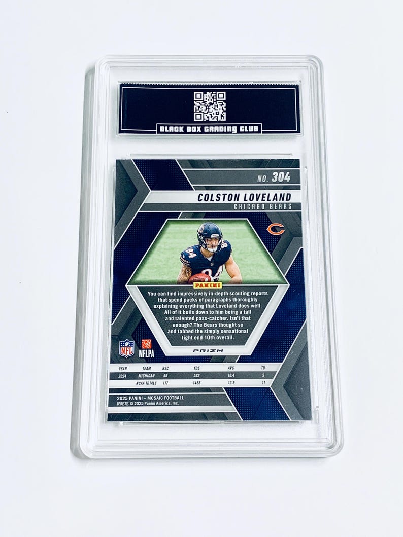 Puede incluir: Una tarjeta de f&uacute;tbol de Colston Loveland de los Chicago Bears, calificada y encapsulada en un soporte protector. La tarjeta presenta una imagen del jugador, el logotipo del equipo y estad&iacute;sticas. La tarjeta es de la serie 2025 Panini Mosaic Football.