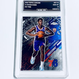Puede incluir: Una tarjeta de baloncesto Topps Chrome con VJ Edgecombe en uniforme azul y rojo, sosteniendo un balón. La tarjeta está en un protector transparente. Detalles: "2025 Topps Chrome", "VJ Edgecombe" y "GO TIME".