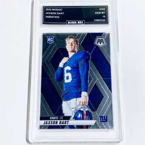 Puede incluir: Una tarjeta coleccionable deportiva calificada con Jaxson Dart en un uniforme azul de los Giants. La tarjeta es de la serie 2025 Mosaic, con una variaci&oacute;n y una calificaci&oacute;n Gem Mint 10. La tarjeta est&aacute; dentro de un soporte protector transparente.
