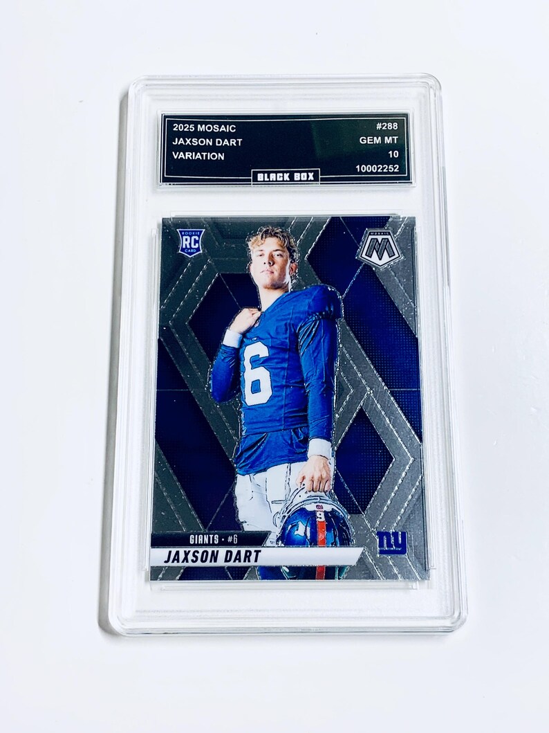 Puede incluir: Una tarjeta coleccionable deportiva calificada con Jaxson Dart en un uniforme azul de los Giants. La tarjeta es de la serie 2025 Mosaic, con una variaci&oacute;n y una calificaci&oacute;n Gem Mint 10. La tarjeta est&aacute; dentro de un soporte protector transparente.