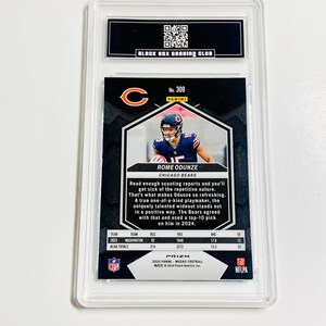 Pu&ograve; includere: Una carta di football di Rome Odunze, Chicago Bears, valutata e protetta in un supporto di plastica trasparente. Il logo Black Box Grading Club &egrave; visibile. Il retro mostra le statistiche del giocatore e il logo Panini Prizm. Misure non applicabili.
