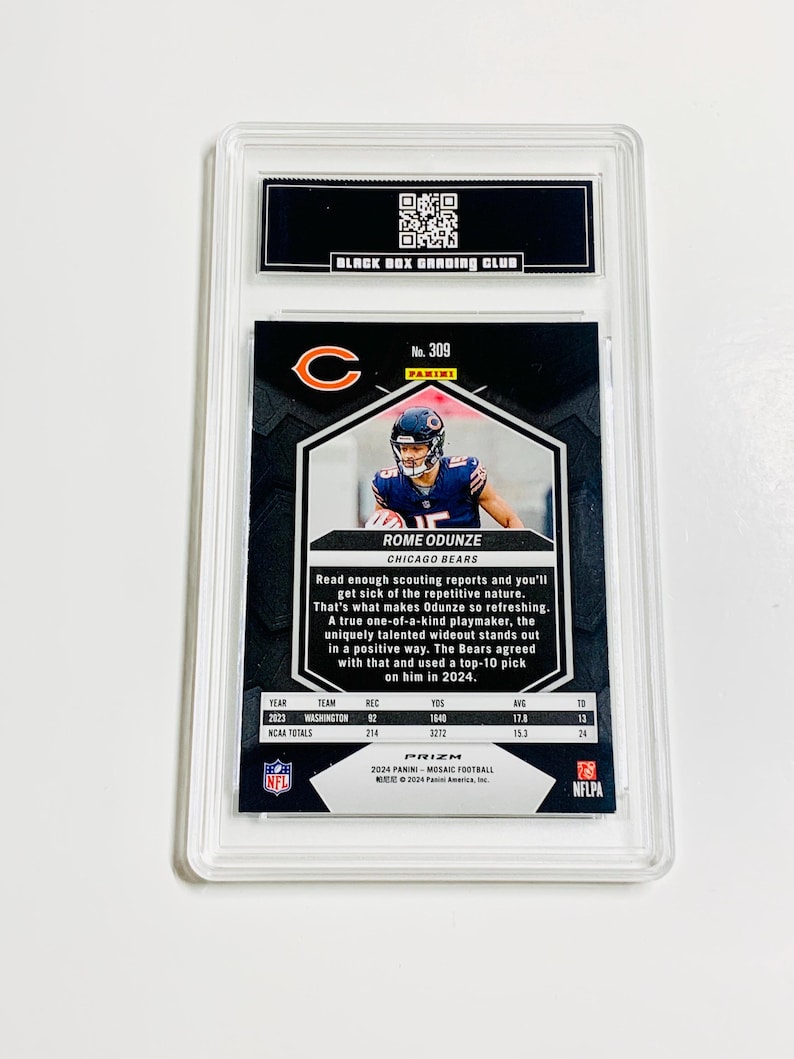 Pu&ograve; includere: Una carta di football di Rome Odunze, Chicago Bears, valutata e protetta in un supporto di plastica trasparente. Il logo Black Box Grading Club &egrave; visibile. Il retro mostra le statistiche del giocatore e il logo Panini Prizm. Misure non applicabili.