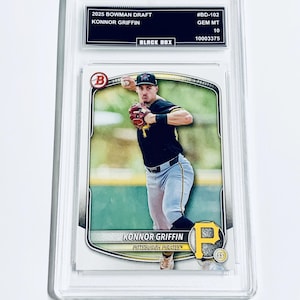 K&ouml;nnte beinhalten: Baseballkarte von Konnor Griffin aus dem 2025 Bowman Draft, in einer Schutzh&uuml;lle. Die Karte zeigt Griffin in einem Pittsburgh Pirates-Trikot. Die H&uuml;lle hat ein schwarzes Etikett mit Details, einschlie&szlig;lich "GEM MT 10".
