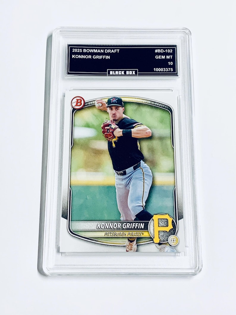 K&ouml;nnte beinhalten: Baseballkarte von Konnor Griffin aus dem 2025 Bowman Draft, in einer Schutzh&uuml;lle. Die Karte zeigt Griffin in einem Pittsburgh Pirates-Trikot. Die H&uuml;lle hat ein schwarzes Etikett mit Details, einschlie&szlig;lich "GEM MT 10".