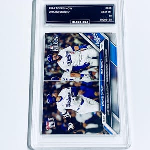 以下が含まれることがあります： ロサンゼルス・ドジャースのShohei OhtaniとMax Muncyをフィーチャーした野球カード。カードはGEM MT 10と評価され、保護ホルダーに収められています。カードは2024 Topps Nowシリーズのものです。