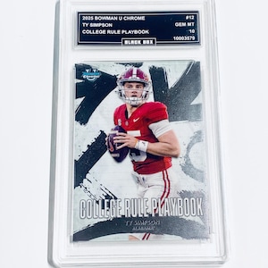 Op de afbeelding: Een beoordeelde 2025 Bowman U Chrome trading card met Ty Simpson in een Crimson Tide uniform. De kaart is gelabeld "College Rule Playbook" en is ingesloten in een doorzichtige beschermhouder. De kaart is beoordeeld GEM MT 10.