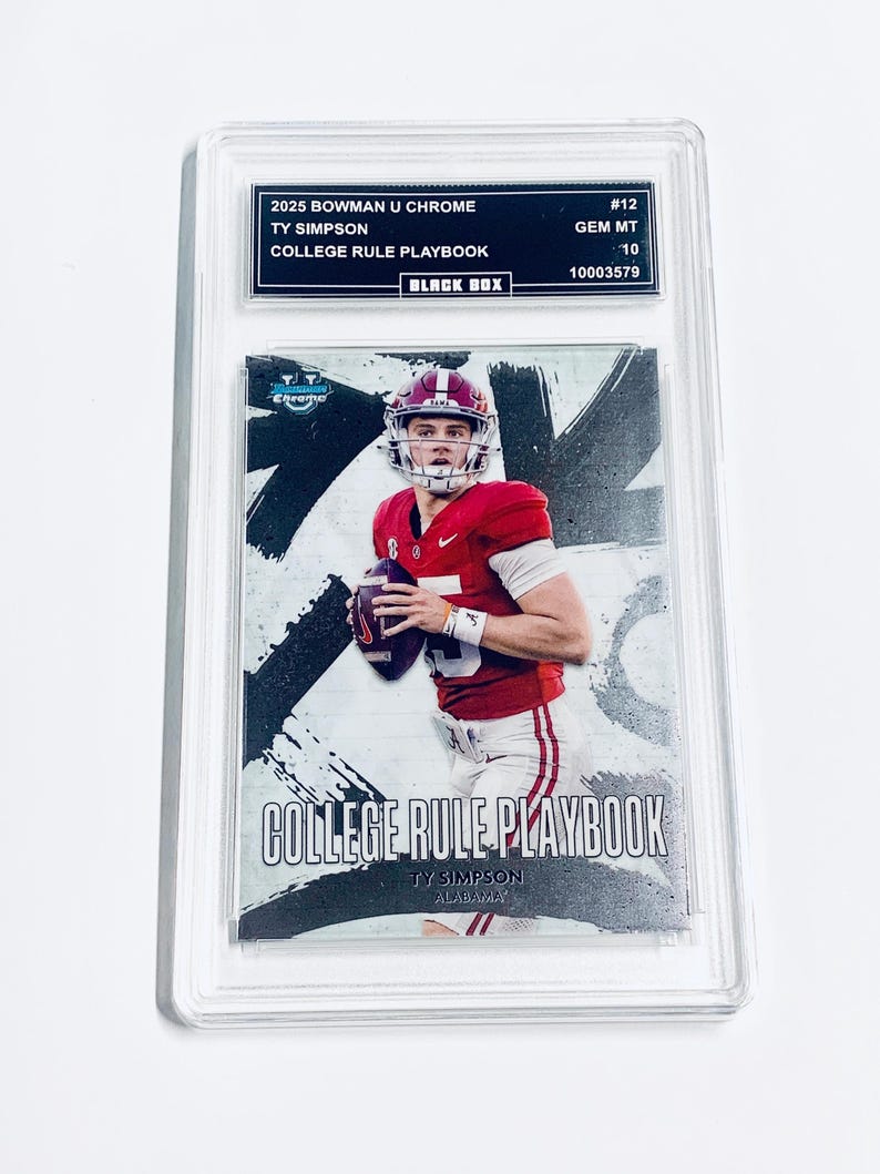 Op de afbeelding: Een beoordeelde 2025 Bowman U Chrome trading card met Ty Simpson in een Crimson Tide uniform. De kaart is gelabeld "College Rule Playbook" en is ingesloten in een doorzichtige beschermhouder. De kaart is beoordeeld GEM MT 10.
