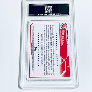 Peut inclure: Une carte de collection Stephon Castle, not&eacute;e et prot&eacute;g&eacute;e dans un &eacute;tui transparent. La carte pr&eacute;sente un design rouge et blanc avec le logo Topps et les informations du joueur. L'&eacute;tui porte une &eacute;tiquette Black Box Grading Club.