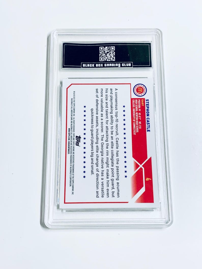 Peut inclure: Une carte de collection Stephon Castle, not&eacute;e et prot&eacute;g&eacute;e dans un &eacute;tui transparent. La carte pr&eacute;sente un design rouge et blanc avec le logo Topps et les informations du joueur. L'&eacute;tui porte une &eacute;tiquette Black Box Grading Club.