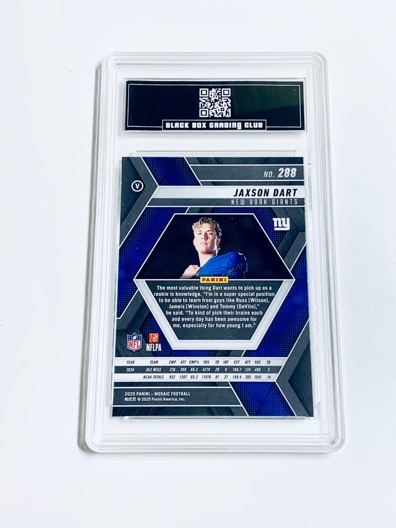 Puede incluir: Una tarjeta de f&uacute;tbol Jaxson Dart de los New York Giants calificada. La tarjeta presenta una foto del jugador y estad&iacute;sticas. La tarjeta est&aacute; encerrada en un soporte de pl&aacute;stico transparente con una etiqueta en blanco y negro de Black Box Grading Club.