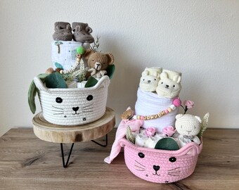 Tarta de pañales personalizada, set de regalo para bebé con cadena para chupete/cesta de almacenamiento/pañuelo de muselina/sonajero de ganchillo y paño de muselina.