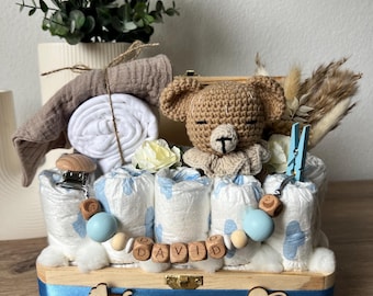 Torta di pannolini, set regalo per la nascita, catenella per ciuccio personalizzata, sciarpa in mussola, panno per ruttino e sonaglio all'uncinetto inclusi.