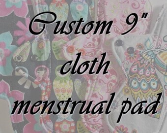 Può includere: Assorbenti mestruali in tessuto personalizzati con vari motivi. Gli assorbenti misurano circa 23 cm di lunghezza. I disegni includono stampe floreali, di bambole russe e paisley. Ogni assorbente ha bottoni a pressione.