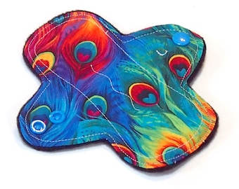 Toalla menstrual de tela reutilizable LIGHT Flow, 6 pulgadas, núcleo de bambú, Windpro negro, parte superior de algodón acolchado, pavo real arcoíris
