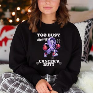 Sweat-shirt coups de pied contre le cancer, coups de pied dans le cul du cancer, sweat-shirt vaincre le cancer, chemise traitement du cancer, cancer, sweat-shirt trop occupé à combattre le cancer