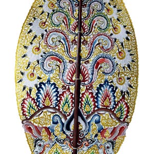 Könnte beinhalten: Eine traditionelle indonesische Schattenpuppe, oder Wayang Kulit, mit aufwendigen Designs in Gold, Rot, Blau und Grün. Die Puppe ist aus Leder und auf einem Holzstab montiert.
