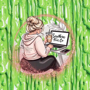 Puede incluir: Ilustración de una mujer con cabello rubio trabajando en una laptop con el texto "Southern Fox Co.". Sostiene una taza de café con un diseño de zorro. El fondo es un efecto de pintura verde goteando.