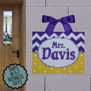 Letrero personalizado con nombre de maestro, arte de pared para aula con chevron personalizado, letrero para puerta, regalo, decoración para aula, morado, amarillo y dorado