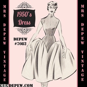 以下が含まれることがあります： 1950年代のドレスデザインのヴィンテージイラスト。ハイネックのドレスとふんわりとしたスカートを着た女性が描かれています。デザインには「DEPEW #7082」とラベルが付けられ、側面には「MRS DEPEW VINTAGE」の文字があります。
