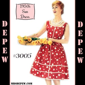 Könnte beinhalten: Ein Vintage-Schnittmuster für ein rotes und weiß gepunktetes Sommerkleid. Das Schnittmuster stammt aus den 1950er Jahren und ist mit "1950's Sun Dress #3005" beschriftet.