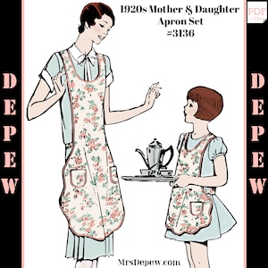 Puede incluir: Una ilustración de estilo vintage de una madre y una hija que llevan delantales a juego con estampado floral. La madre sostiene una tetera y la hija sostiene una bandeja con una tetera y dos tazas. El texto "1920s Mother & Daughter Apron Set #3136" está en la parte superior de la imagen.