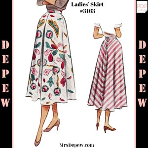 Può includere: Due illustrazioni di un modello di gonna. La gonna a sinistra ha uno sfondo bianco con un motivo floreale in tonalità di rosa, rosso, verde e giallo. La gonna a destra ha un motivo a righe rosse e bianche. Il testo "Ladies' Skirt #3163" è in alto nell'immagine. Il testo "MrsDeppew.com" è in basso nell'immagine.