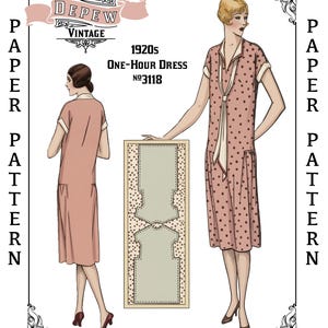 Puede incluir: Patrón de papel vintage para un vestido de los años 1920, modelo "One-Hour Dress". La ilustración muestra a una mujer con un vestido rosa de lunares y otra con un vestido rosa liso. El patrón incluye una forma de vestido y el texto "MRS. DEPEW VINTAGE".