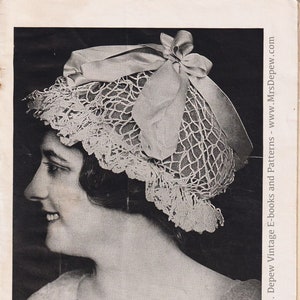 Puede incluir: Un patrón vintage para una cofia de boudoir de ganchillo con una cinta de raso rosa. El patrón incluye instrucciones para tejer la cofia y añadir la cinta. El patrón es de Mrs. Depew Vintage E-books and Patterns.