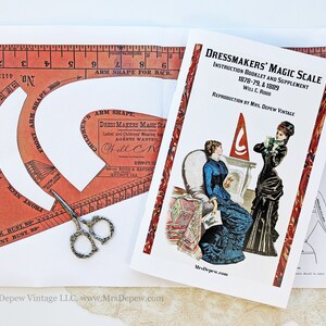 Może przedstawiać: Winietkowy zeszyt zatytułowany "Dressmakers' Magic Scale" z instrukcjami i dodatkiem z lat 1878-79 i 1889 autorstwa Willa C. Roota. Zeszyt jest reprodukcją autorstwa Mrs. Depew Vintage. Okładka przedstawia kolorową ilustrację dwóch kobiet w strojach z epoki wiktoriańskiej.
