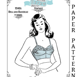 Può includere: Un'illustrazione in bianco e nero di una donna che indossa un reggiseno e un bandeau degli anni '40. L'illustrazione è tratta da un cartamodello vintage di Mrs. Depew. Il numero del cartamodello è 2005.
