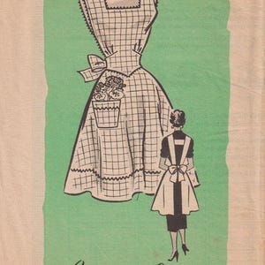 Op de afbeelding: Een vintage naaipatroon-envelop met een zwart-witillustratie van een schort met ruitpatroon, een zak en een strik, naast een figuur die het schort draagt. De tekst luidt Anne Adams, 4638 - SIZE MEDIUM op een groene achtergrond.