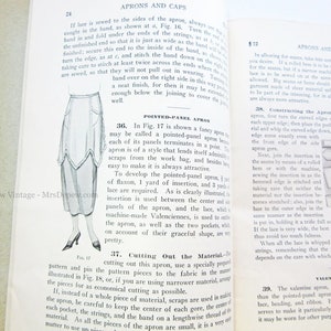 Puede incluir: Una gu&iacute;a de costura vintage con instrucciones sobre c&oacute;mo hacer un delantal de paneles puntiagudos. La gu&iacute;a incluye un diagrama del delantal y una descripci&oacute;n de los materiales necesarios. El texto dice "Delantal de paneles puntiagudos" y "Cortar el material".