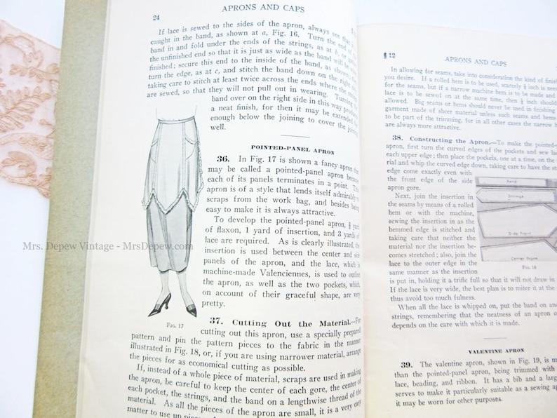 Puede incluir: Una gu&iacute;a de costura vintage con instrucciones sobre c&oacute;mo hacer un delantal de paneles puntiagudos. La gu&iacute;a incluye un diagrama del delantal y una descripci&oacute;n de los materiales necesarios. El texto dice "Delantal de paneles puntiagudos" y "Cortar el material".
