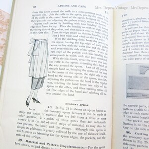 Puede incluir: Una p&aacute;gina de libro vintage con instrucciones sobre c&oacute;mo hacer un delantal a partir de recortes de tela. La p&aacute;gina incluye un diagrama del patr&oacute;n del delantal y un dibujo de una mujer usando el delantal terminado.