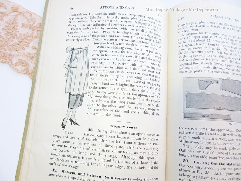 Puede incluir: Una p&aacute;gina de libro vintage con instrucciones sobre c&oacute;mo hacer un delantal a partir de recortes de tela. La p&aacute;gina incluye un diagrama del patr&oacute;n del delantal y un dibujo de una mujer usando el delantal terminado.
