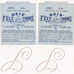 2 formes vintage en feutre brodées d'initiales monogrammes en forme de L Reis