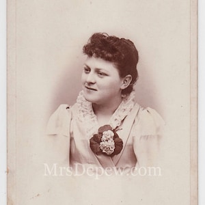 Antique Photograph Late 1800s Lovely Woman Portrait Cabinet Card