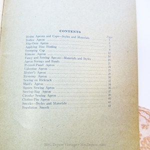 Puede incluir: Un libro vintage con una cubierta de color marr&oacute;n claro y texto azul. El t&iacute;tulo del libro es "CONTENTS" y enumera diferentes tipos de delantales y sus n&uacute;meros de p&aacute;gina correspondientes. El libro se titula "House Aprons and Caps-Styles and Materials" y "Fancy and Sewing Aprons-Materials and Styles".