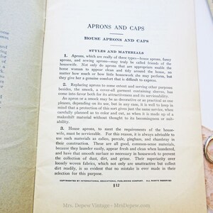 Puede incluir: Una p&aacute;gina de libro vintage con texto sobre delantales y gorros. El texto trata sobre los diferentes tipos de delantales y los materiales utilizados para hacerlos. El texto tambi&eacute;n menciona que los delantales son un amigo de la ama de casa y se pueden usar para diversos fines. La p&aacute;gina est&aacute; amarillenta por el paso del tiempo y tiene una est&eacute;tica vintage.