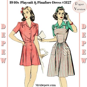 以下が含まれることがあります： 1940s Playsuit & Pinafore Dress #3127と題された裁縫パターンのイラスト。2つの衣装が描かれています。1つは無地のピンク色のボタン付きショート丈のプレイスーツ、もう1つは緑色のブラウスに2つのフロントポケットが付いたストライプ柄のジャンパースカートの組み合わせです。